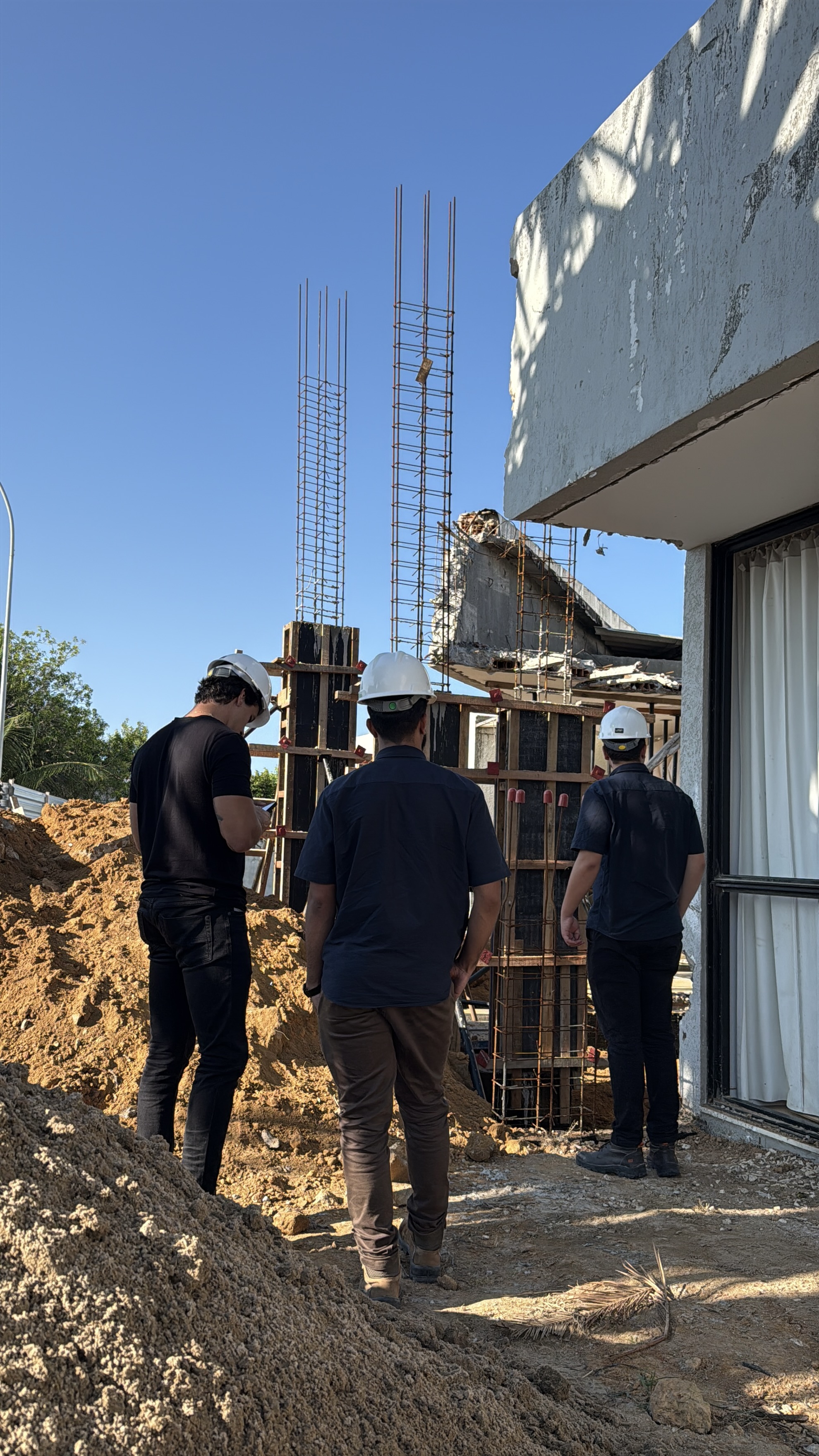 Foto do canteiro de obras — vista ampla, equipe em serviço