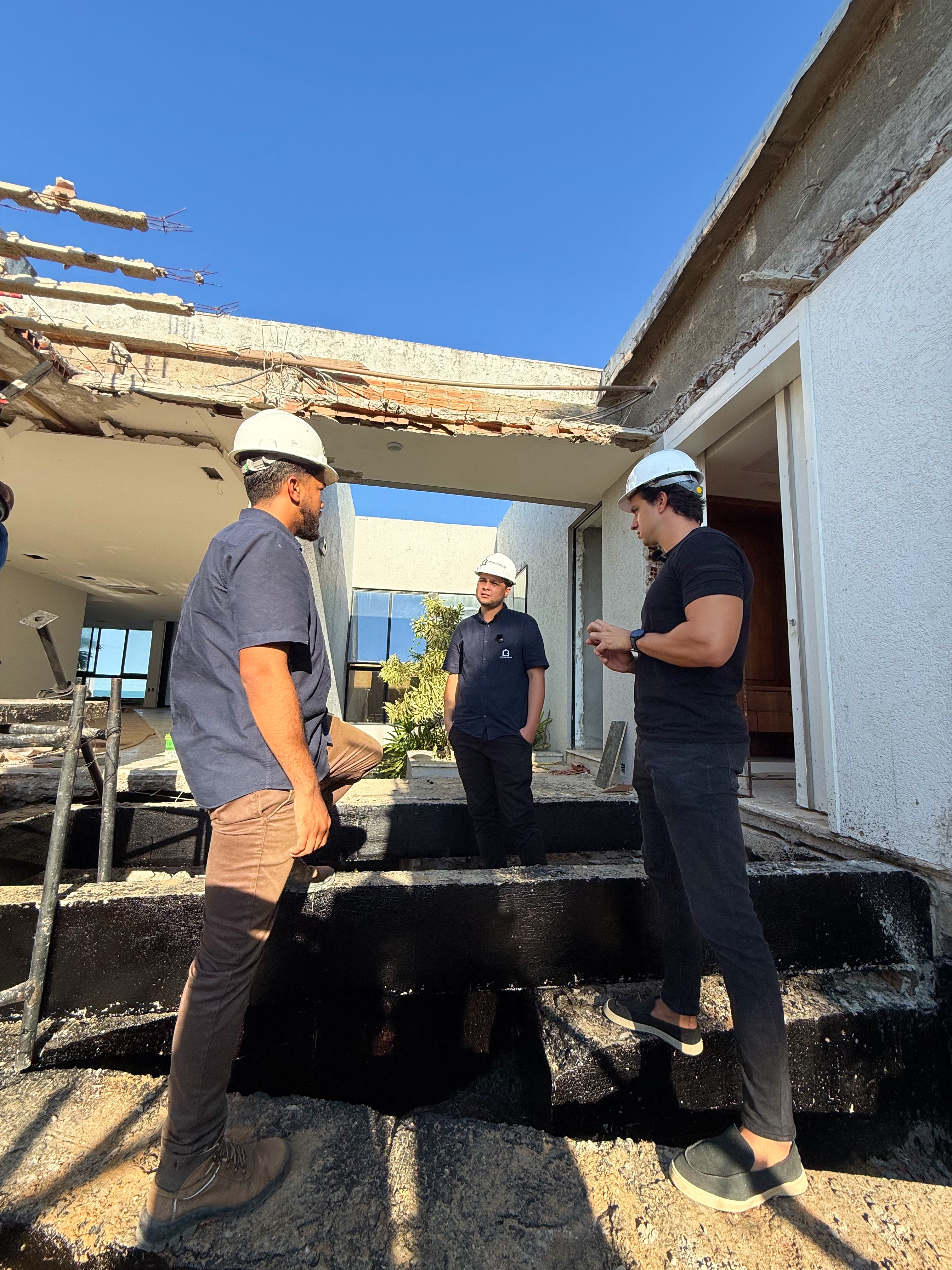 Equipe de engenharia em vistoria de obra